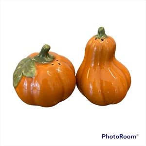 Pumpkin‎ shaped salt & pepper shakers. Fall or autumn decor orange and green